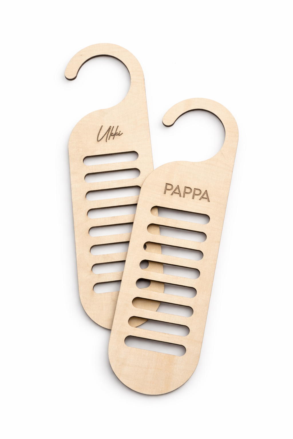 Solmiohenkari on käytännöllinen ratkaisu solmioiden säilyttämiseen. Henkari pitää solmiot siististi järjestyksessä ja helpottaa oikean solmion valintaa. Tyylikäs solmioteline sopii hyvin vaatekaappiin ja on myös suosittu lahja esimerkiksi isälle tai puolisolle.