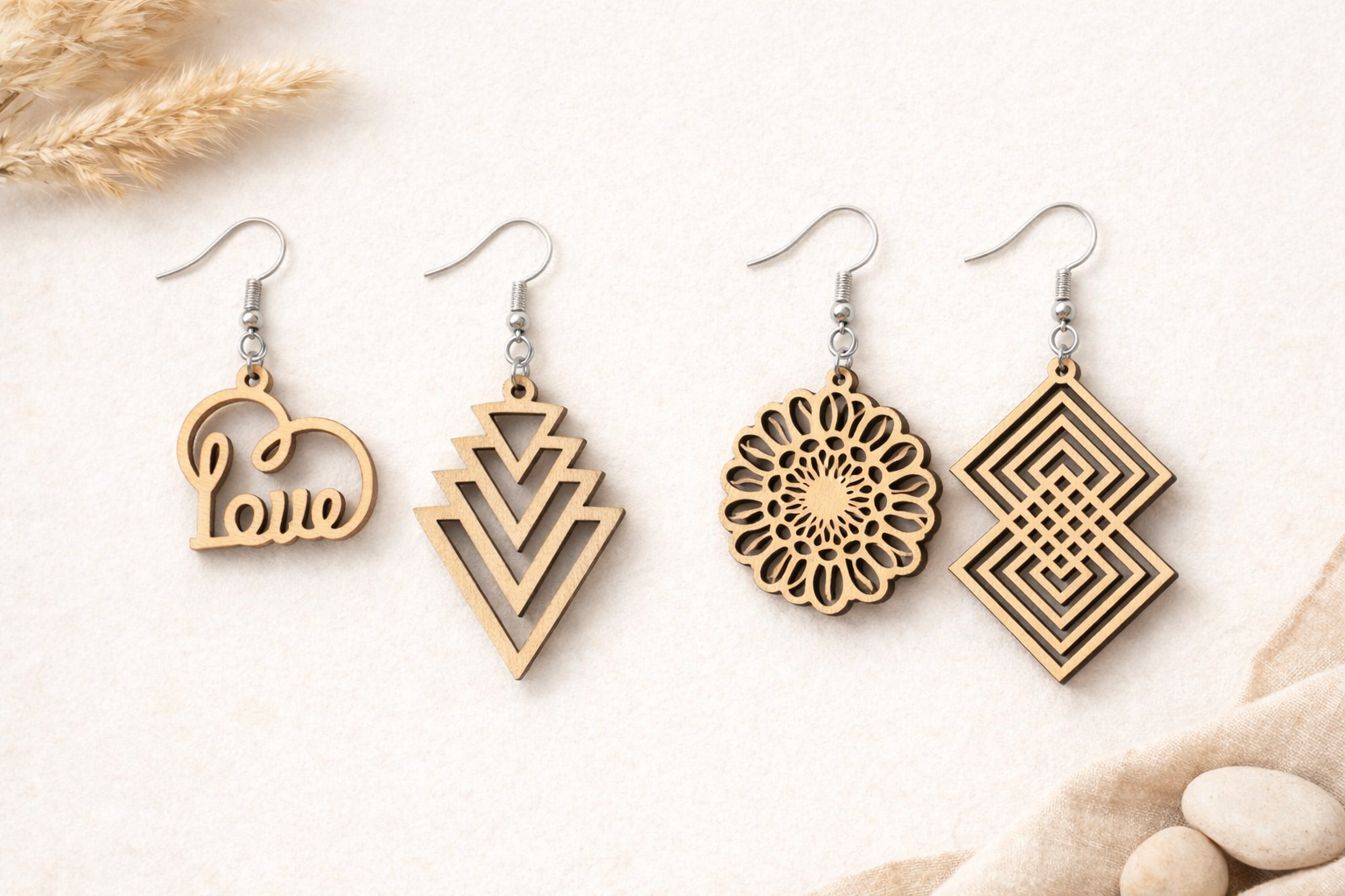 Vaneriset korvakorut ovat kevyet ja miellyttävät käyttää koko päivän. Puun luonnollinen kuvio tekee jokaisesta korvakorusta yksilöllisen. Puiset korvakorut sopivat sekä arkeen että juhlaan ja ovat myös suosittu lahjaidea.